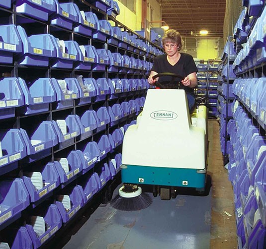 6100 Varredora de pavimentos subcompacta de condutor sentado a bateria alt 20